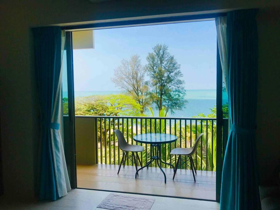 5 Stars Seafront Suite By The Sea 日落无敌全海景 5星 酒店等级 Batu Feringgi Exteriör bild